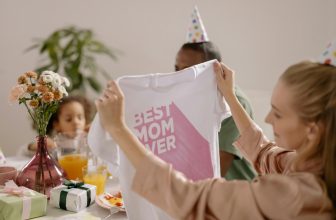 Un tee-shirt personnalisé pour la fête des mamans est un cadeau parfait à lui offrir !