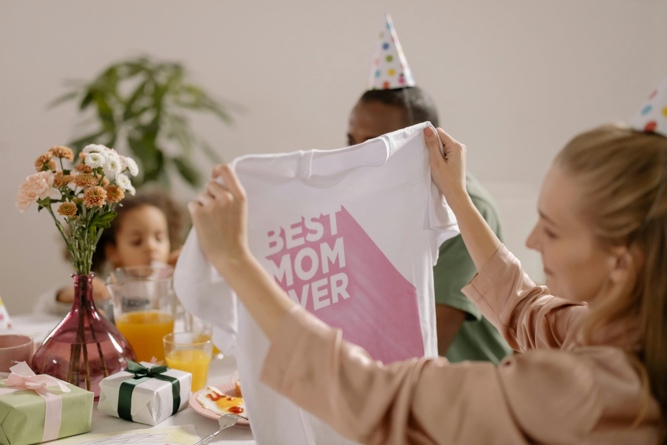 Un tee-shirt personnalisé pour la fête des mamans est un cadeau parfait à lui offrir !