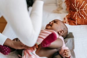 Troubles digestifs de bébé : comprendre les inconforts les plus fréquents de la première année