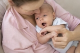 Bébé claque la langue : pourquoi et quand faut-il s’en inquiéter ?