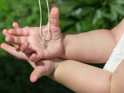Quels bijoux offrir en cadeau de naissance ?