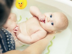 Bain de bébé : conseils, précautions et accessoires de bain