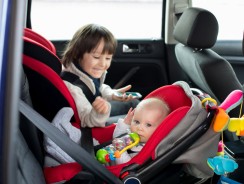 Comment installer le siège bébé dans la voiture ?