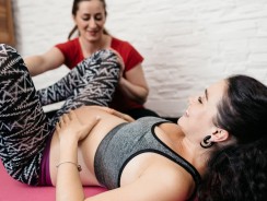 Haptonomie pendant la grossesse versus sophrologie, quels intérêts pour préparer la naissance d’un enfant ?